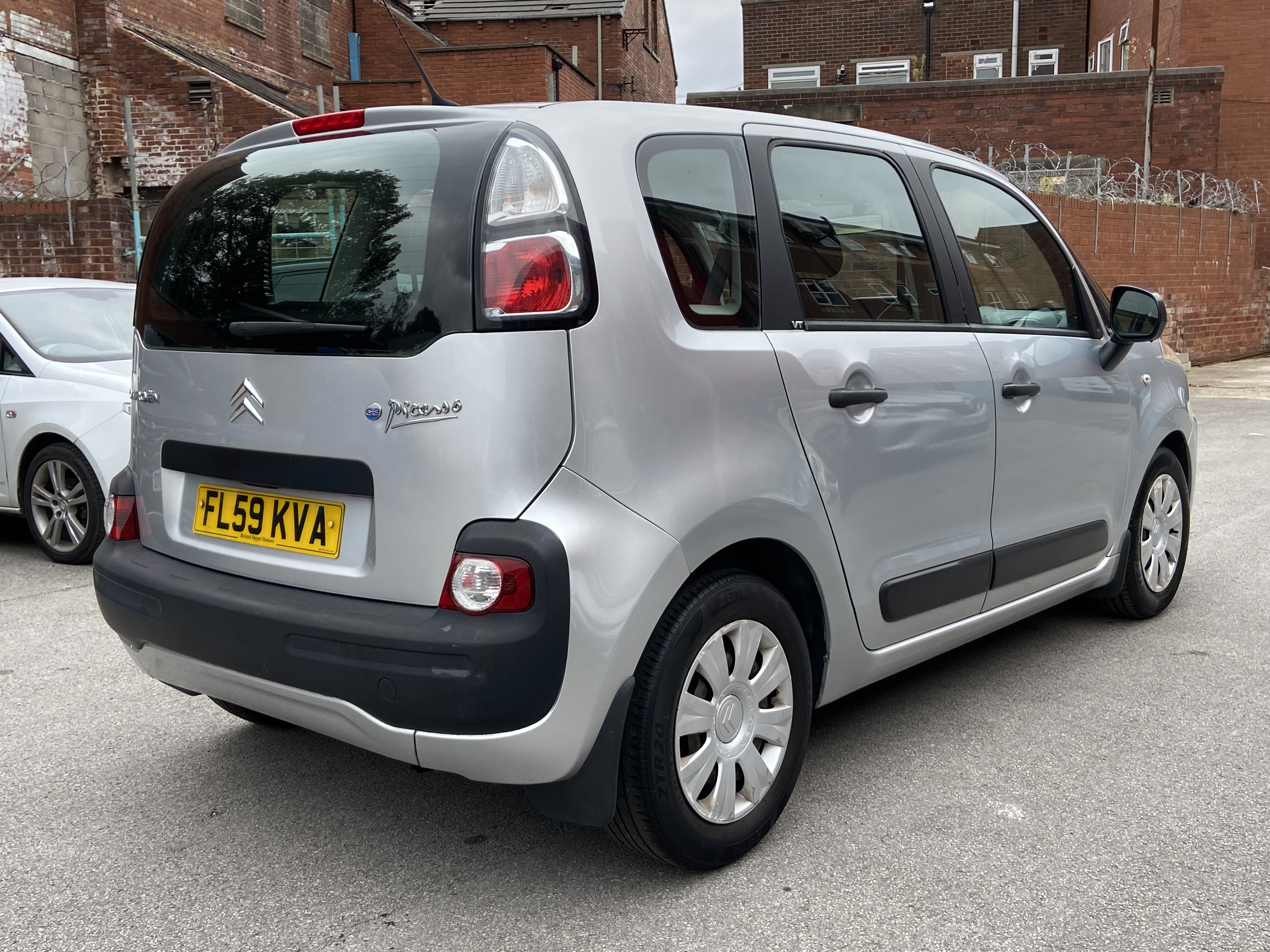 additional car image