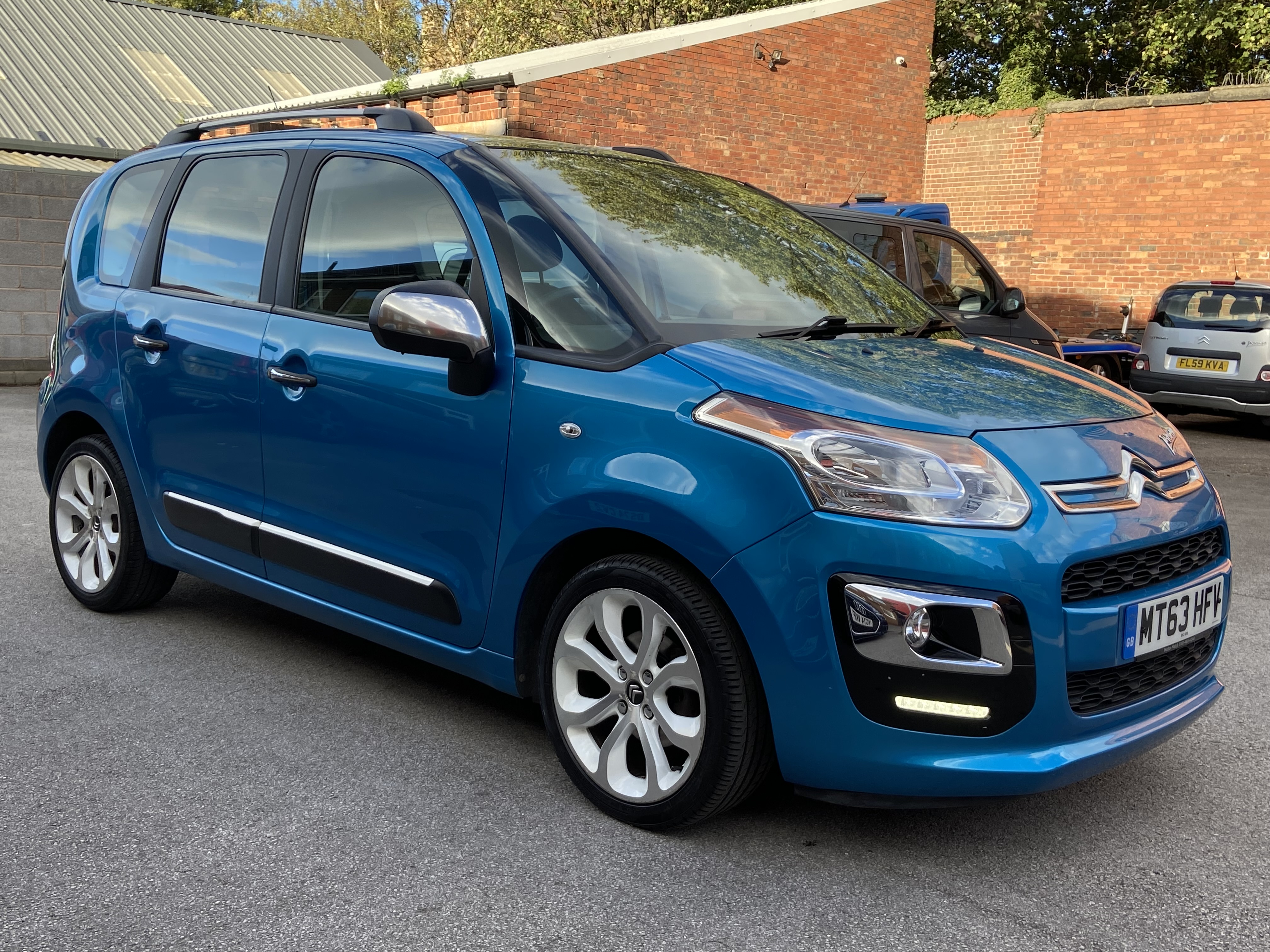 additional car image