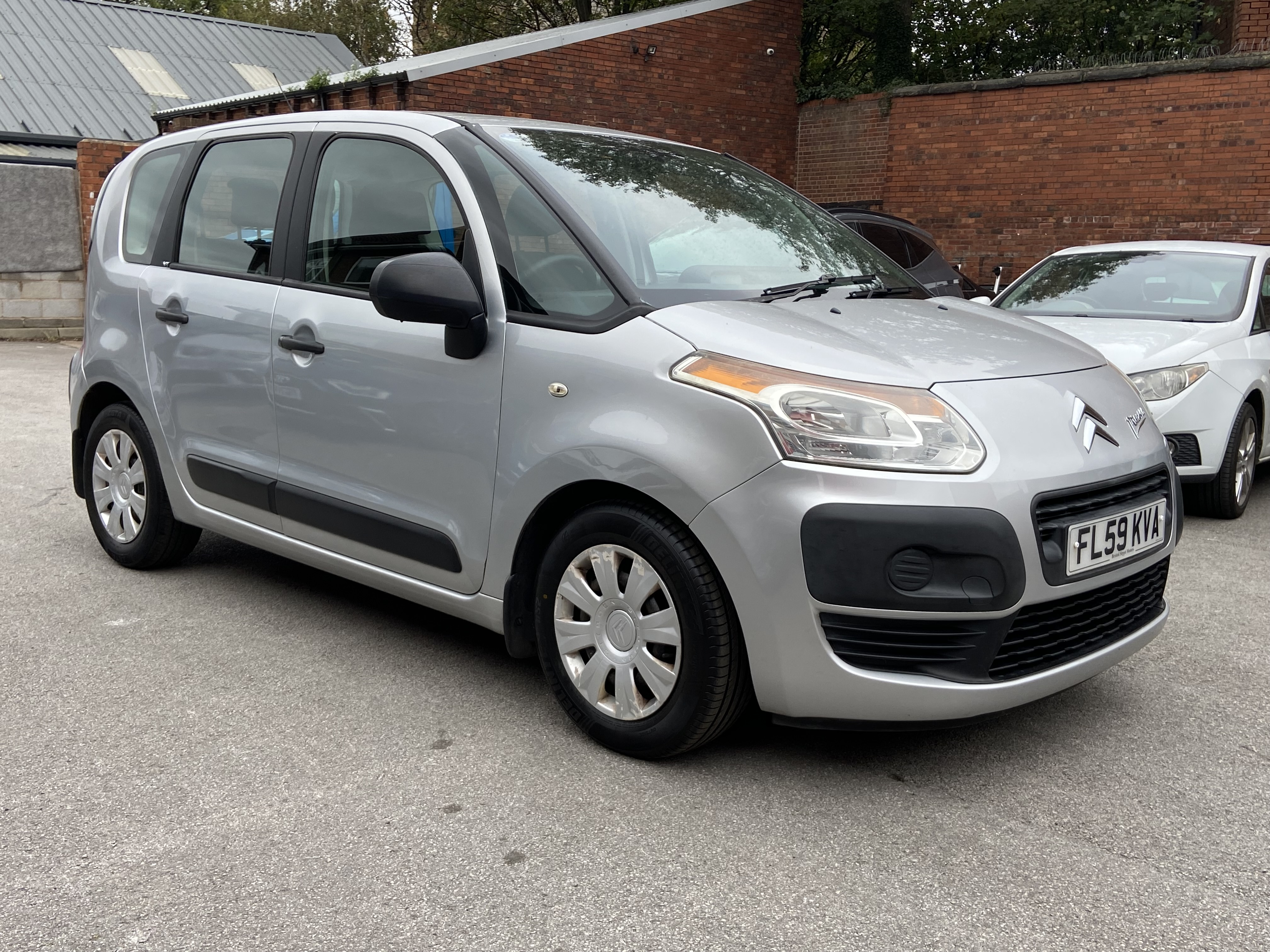 additional car image